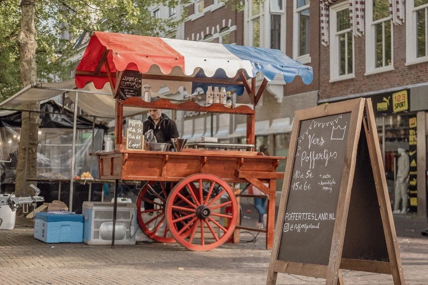 Het nostalgische, eigenhandig opgeknapte poffertjeskraampje, sfeervol verlicht bij een avondevenement