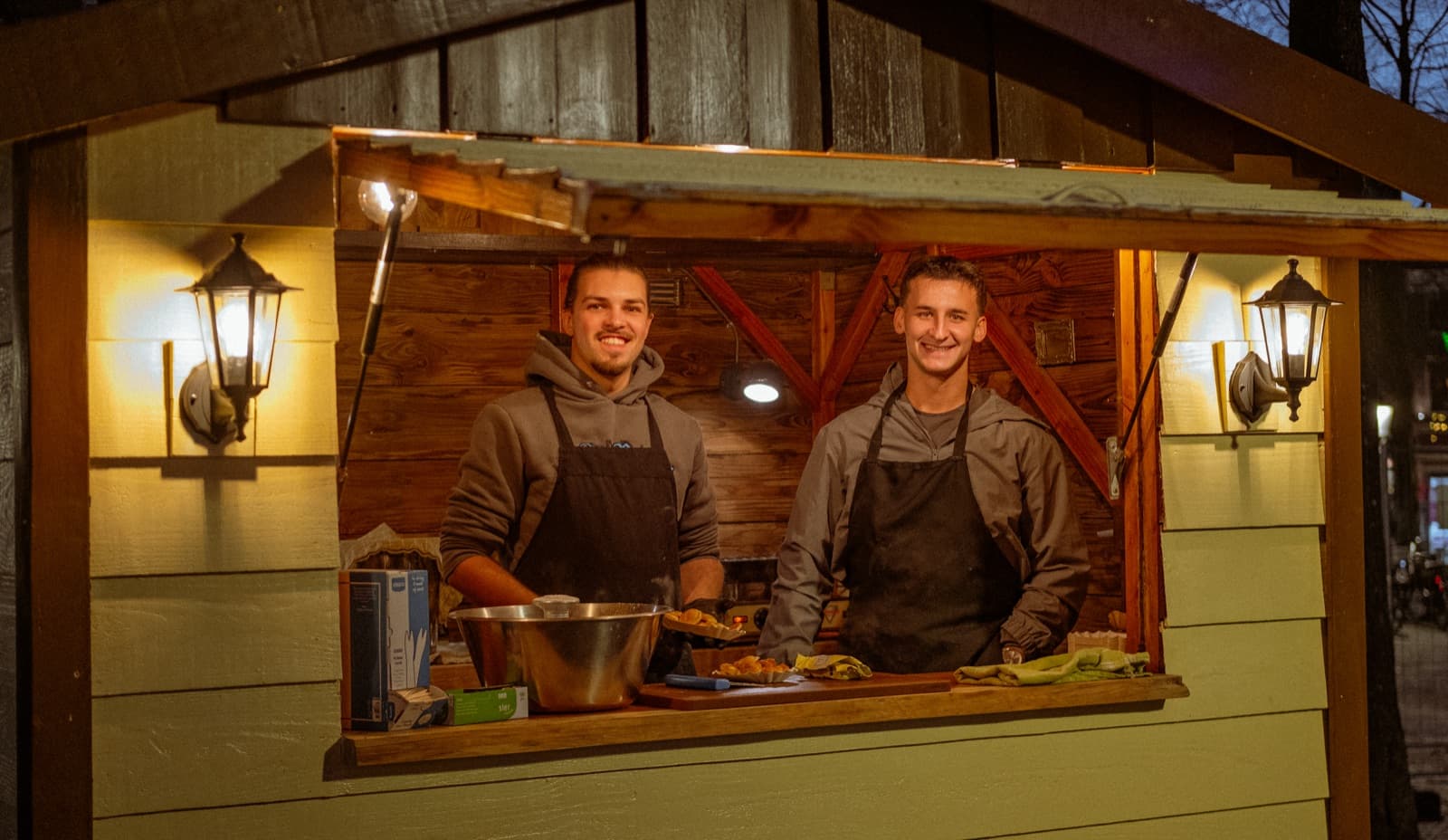 Timon & David in hun eigen, sfeervol verlichte poffertjeshuisje