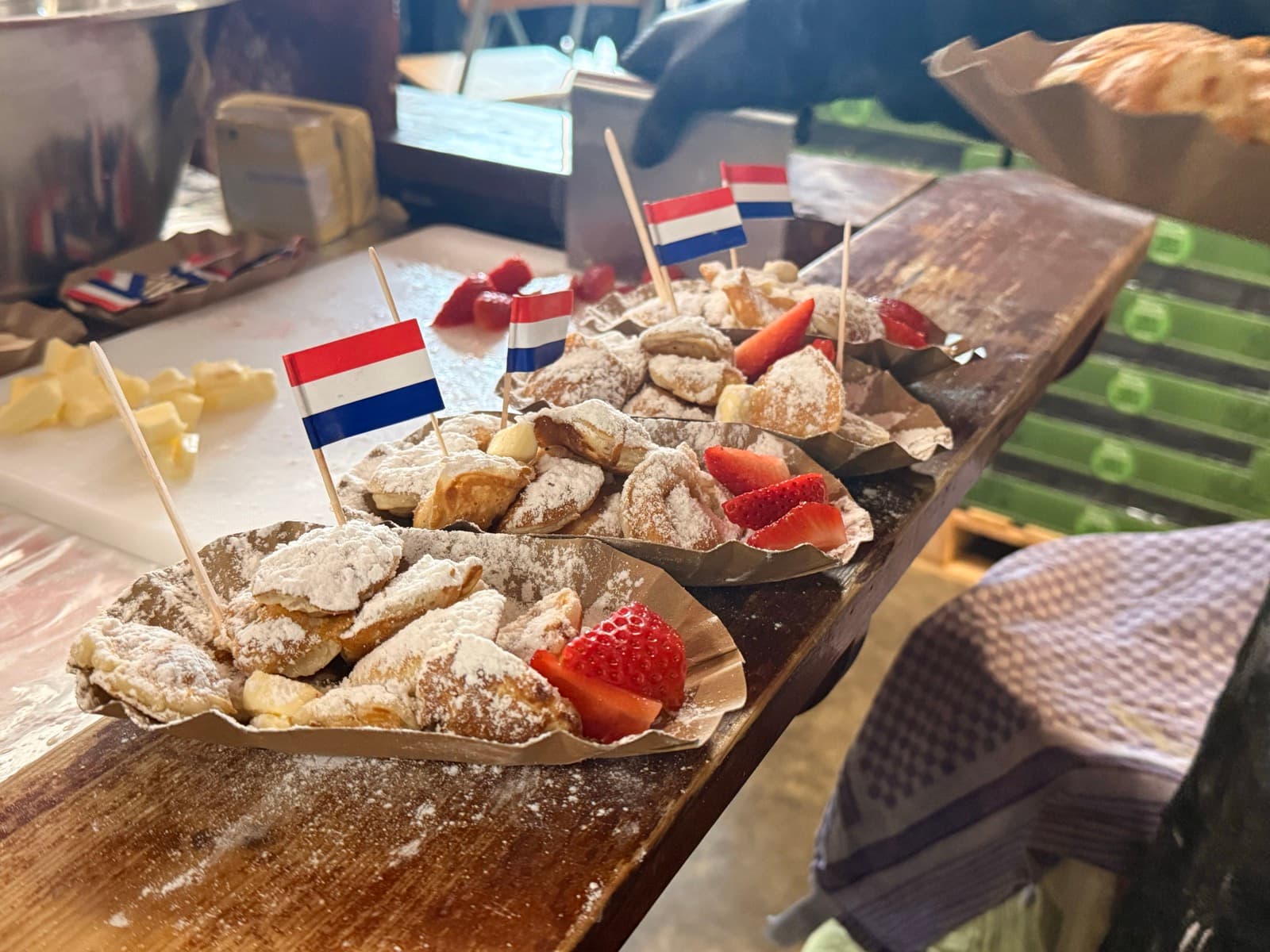 Vers gebakken poffertjes worden geserveerd vanuit de Poffertjesland-kraam op een bedrijfsfeest